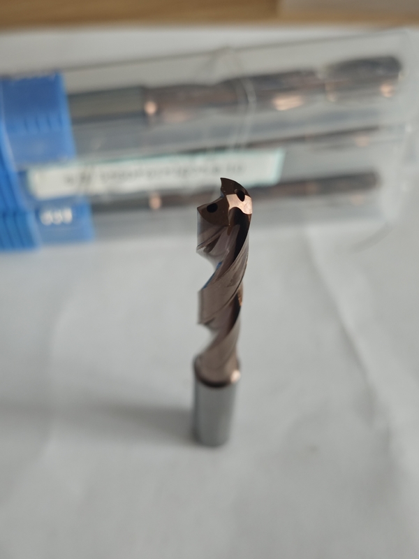 Hardheid van de boor HRC55-60 3D-boor / 5D-boor G-interne koelmiddelboor- 5D Φ8.5 X 5D X 61 X 103 X Φ10mm Solid Carbide